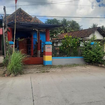 Red Beach Homestay Pasanggaran Exterior foto